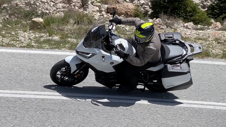 “Business Class” ταξιδιωτική εμπειρία με Honda NT1100 DCT